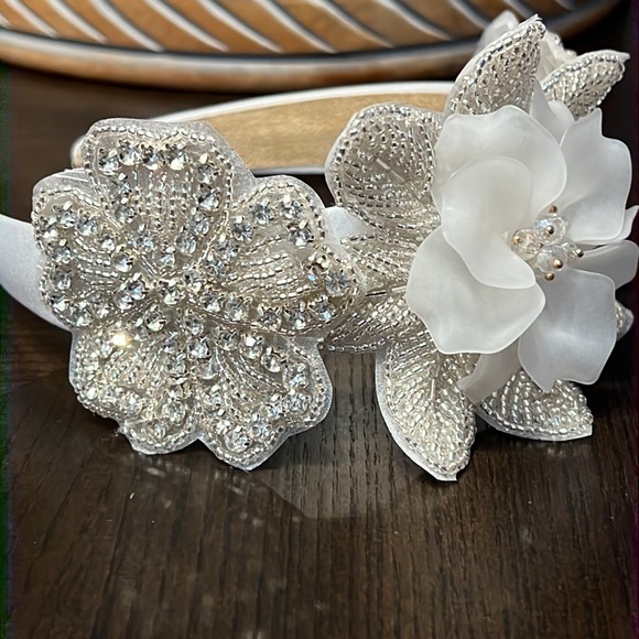 Elegant flower headband tiara - Picture 2 of 6